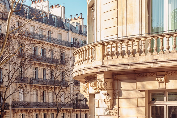 Balcon de pierre d’un immeuble haussmannien du quartier