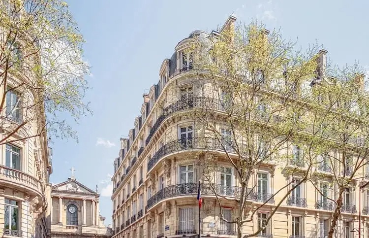 Immeuble haussmannien à l’angle du boulevard Saint-Germain
