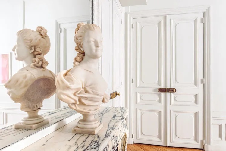 Bustes de marbre sur la cheminée de l’étude