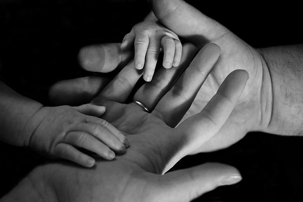 Trois générations de mains réunies — la transmission familiale